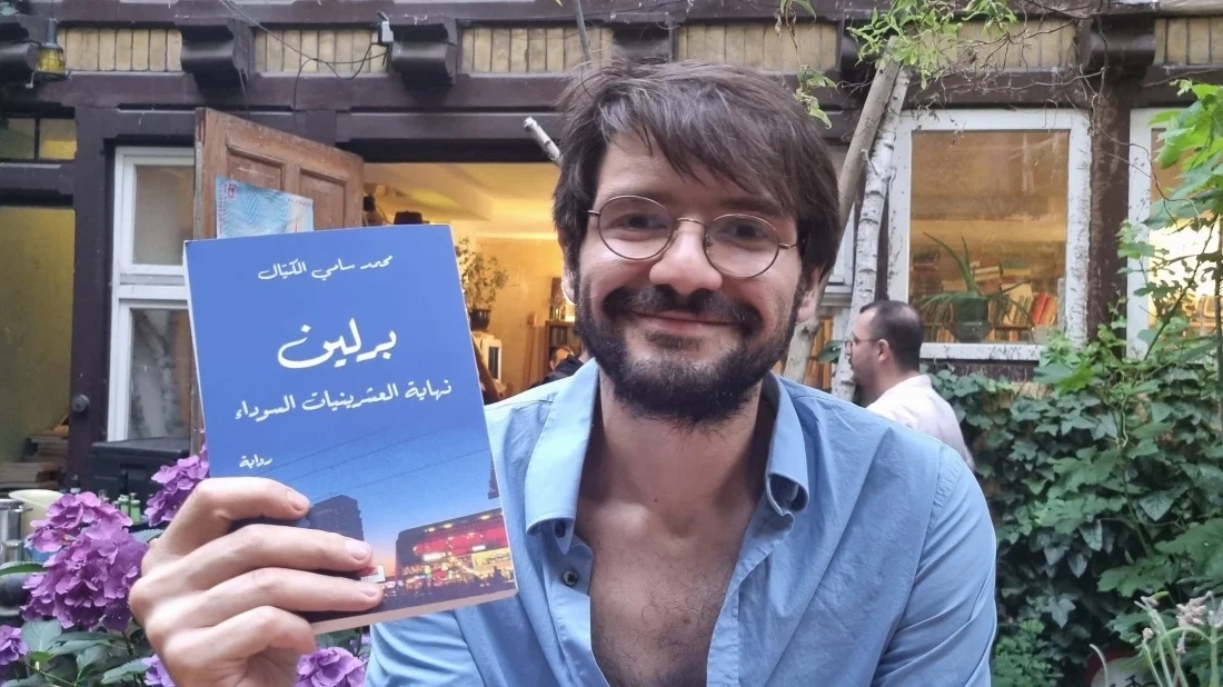 Mohammed Sami Alkayial und sein erstes Buch mit dem Titel "Berlin". (Foto: Dunja Ramadan)