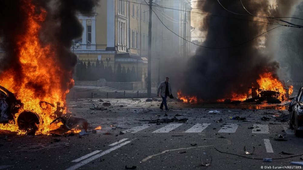 وقعت عدة انفجارات في العاصمة الأوكرانية كييف ومدن لفيف وترنوبل ودنيبرو اليوم الإثنين (10 تشرين الأول/أكتوبر 2022) بعد أن اتهمت روسيا أوكرانيا بتدبير انفجار قوي ألحق أضرارًا بجسر رئيسي يربط بين روسيا وشبه جزيرة القرم، فيما دعت الرئاسة الأوكرانية المواطنين إلى "البقاء في الملاجئ".