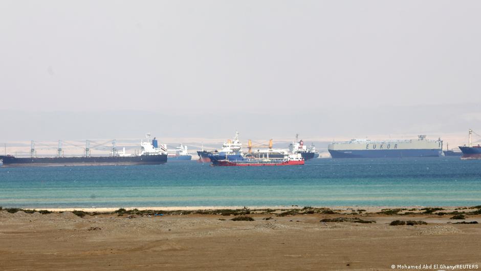 تمثل قناة السويس ممراً دولياً شديد الأهمية وتحاول مصر  توسيع الاستفادة منها. Ägypten Suez Kanal Stau Foto Reuters  