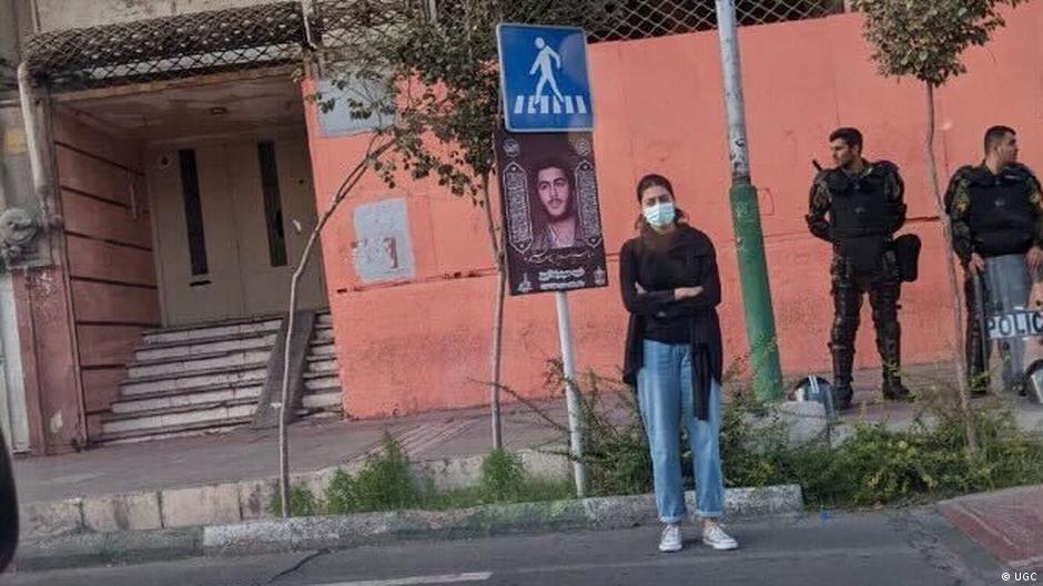 Eine junge Frau posiert ohne Kopftuch auf der Straße im Iran direkt vor den Augen der Sicherheitskräfte; Foto: UGC