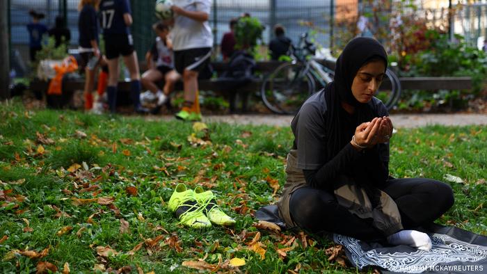 Fatima Ali betet am Spielfeldrand