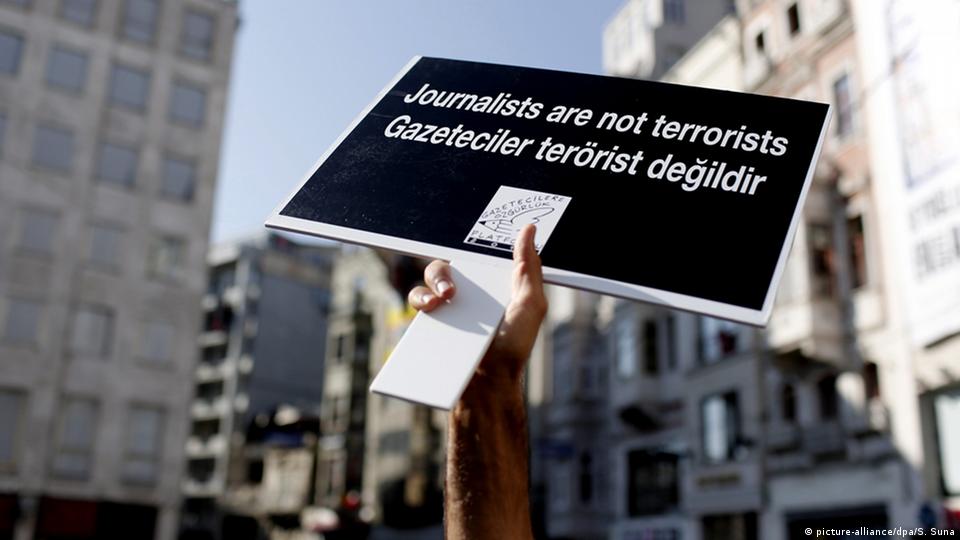 لافتة تحمل شعار "الصحفيون ليسوا إرهابيين" باللغتين الإنكليزية والتركية. Placard bearing the slogan "Journalists are not terrorists" in English and Turkish (photo: picture-alliance/dpa)