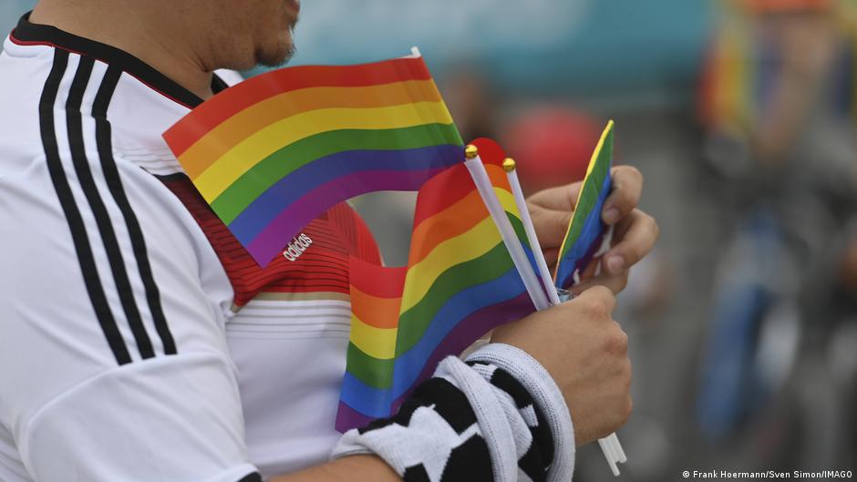 A football fan with LGBTQ flags (photo: Frank Hoerman/Sven Simon/IMAGO)