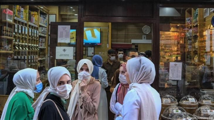 Women wearing headscarves in Istanbul's Emononu district (photo: SEDAT SUNA/EPA-EFE)