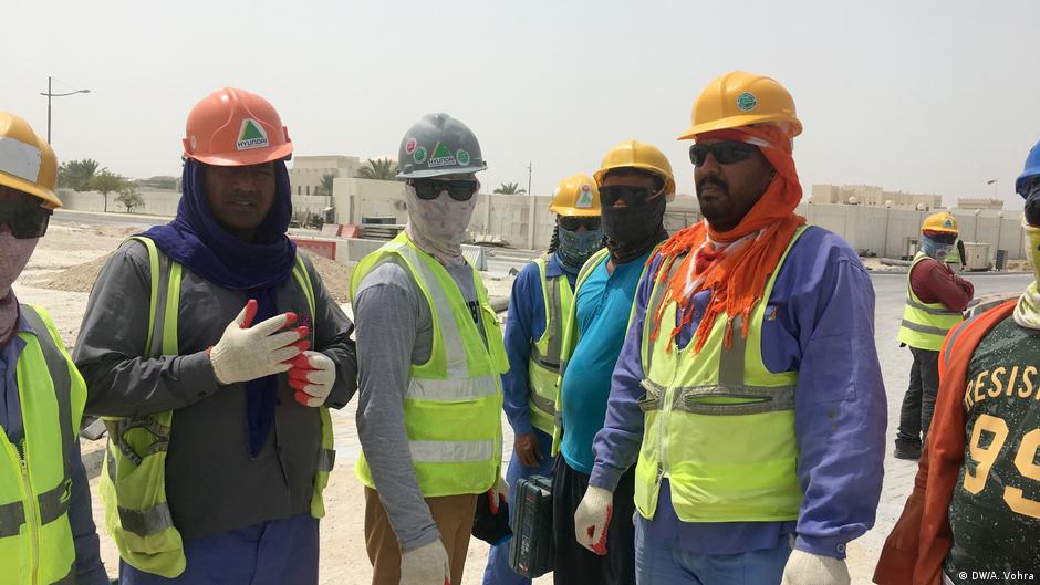 عمال بناء آسيويون في موقع بناء في قطر. Asiatische Bauarbeiter in Katar; Foto: DW/A.Vohra