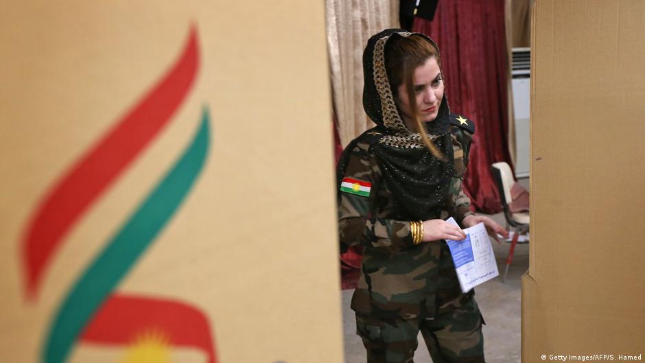 امرأة  كردية من البيشمركة تدلي بصوتها في الاستفتاء. Eine weibliche kurdische Pschmerga gibt beim Referendum ihre Stimme ab; Foto: Getty Images/AFP/S. Hamed