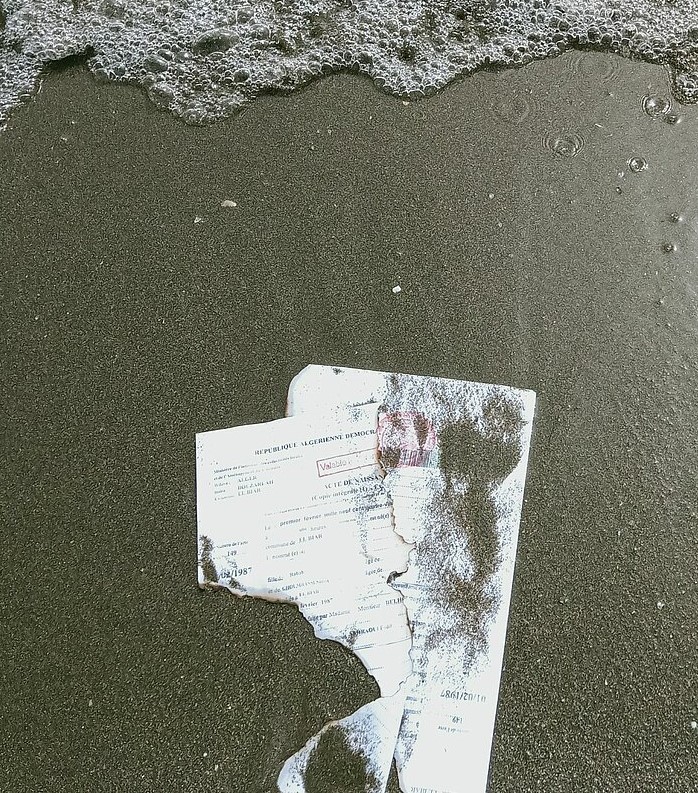 إتلاف وثائق الهوية وحرقها على شاطئ في الجزائر العاصمة. Identity documents destroyed during ‘El Harga’ in the surf at Sablettes beach in Algiers (photo: Zineb Bettayeb) 