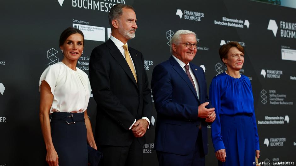 الرئيس الألماني وملك إسبانيا يفتتحان معرض فرانكفورت الدولي للكتاب الثلاثاء (18 أكتوبر/تشرين الأول 2022). Frankfurter Buchmesse 2022 Bücher Foto Reuters 