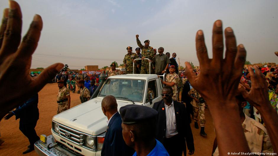 اللواء عبد الفتاح البرهان يرفع قبضته محاطا بمؤيديه - السودان. General Abdel Fattah al-Burhan raises a fist surrounded by his supporters (photo: AFP/Getty Images)