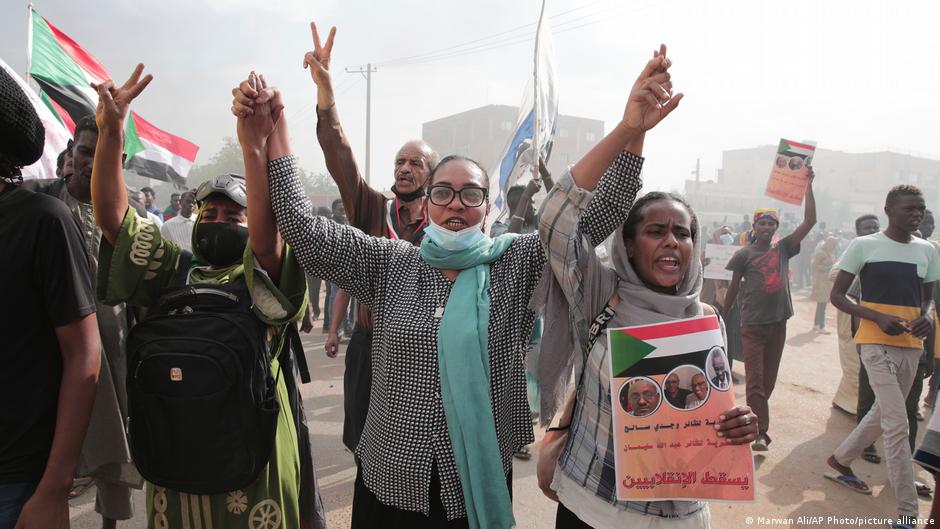 متظاهرون مؤيدون للديمقراطية في الخرطوم أكتوبر / تشرين الأول 2022 - السودان. Pro-democracy demonstrators in Khartoum, October 2022 (photo: AP Photo/picture-alliance)