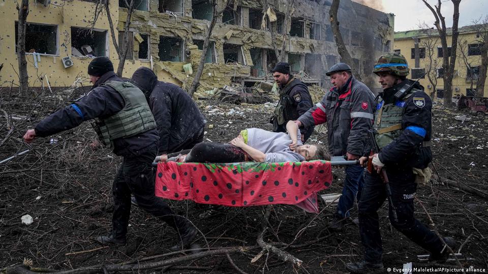 Sanitäter tragen eine verwundete Schwangere nach einem russischen Luftangriff aus einer Geburtsklinik, 9. März 2022 (Foto: AP/picture-alliance)