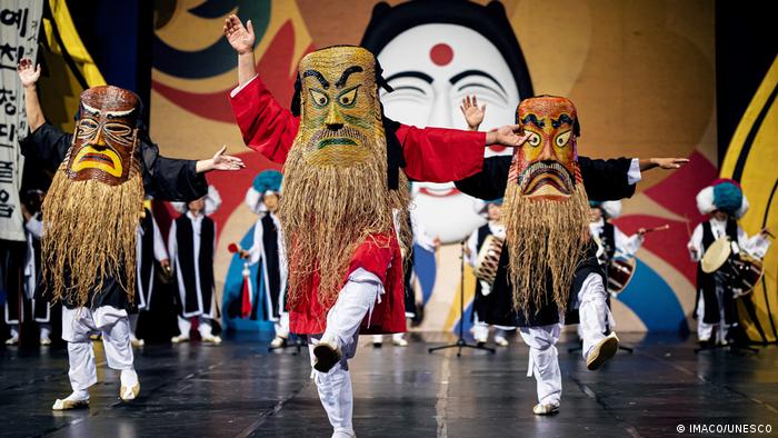 Tänzer führen den Maskentanz Talchum auf und tragen riesige Masken mit langen Bärten.