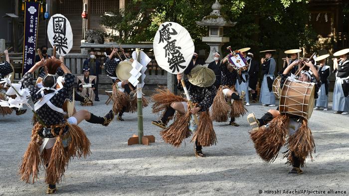 Tänzer in Japan tanzen den Furyu-odori