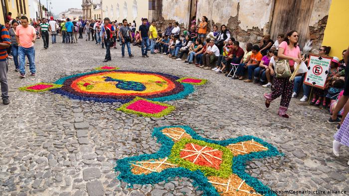 Eine Straße in Guatemala ist mit bunten Blumen geschmückt, um in der Karwoche an Christi zu erinnern