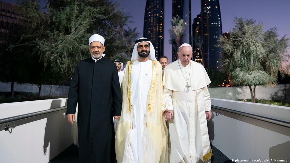 Im Februar 2019 hatte der Papst (re.) bereits die Vereinigten Arabischen Emirate besucht: hier mit Großscheich Ahmed al-Tayyeb (l-r) und Scheich Muhammad bin Raschid Al Maktum, Emir von Dubai und Premierminister der VAE.