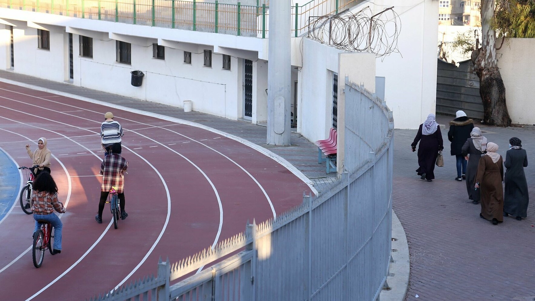 لا يُسمح للنساء بركوب الدراجة في الأماكن العامة - لذلك أسست لهن رانيا مكاناً في الملعب - غزة. Women are not allowed to ride a bicycle in public. So Rania founded a place for them in a stadium (photograph: Samar Abou Elouf)