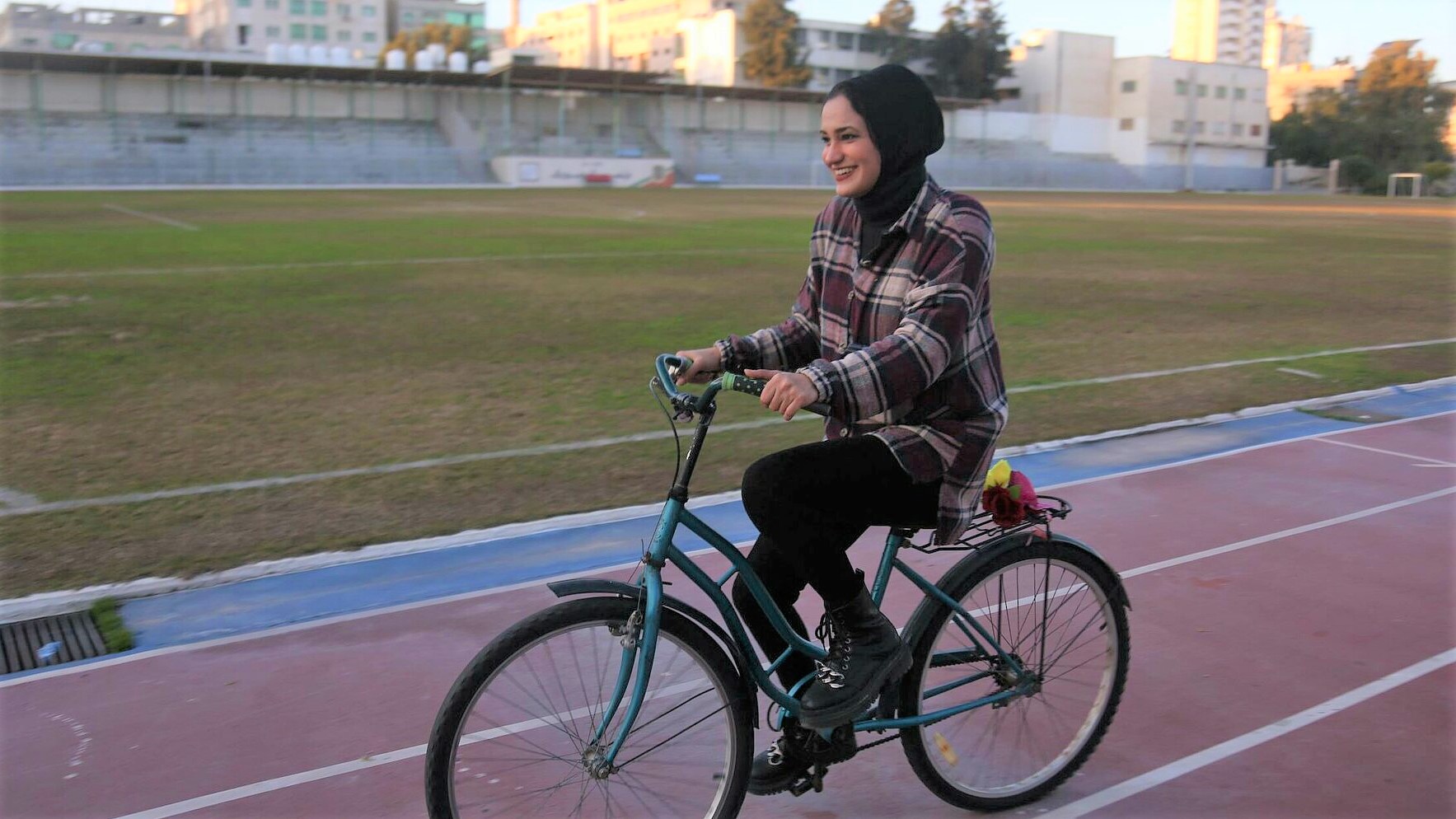 استغلت إحدى المشاركات بسعادة فرصتها لركوب الدراجة ضمن مشروع تنفسن بعمق على الدراجة الوردية في غزة. A participant happily used her only opportunity to ride on a bicycle (photo: Samar Abou Elouf)