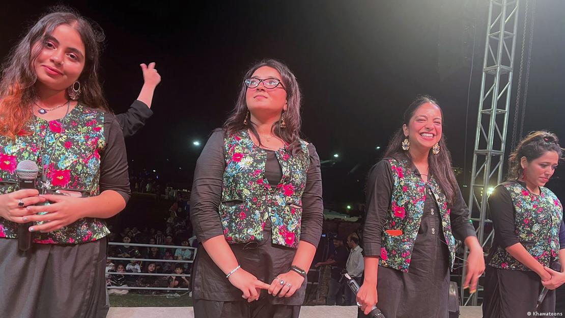 "The Khawatoons" geht auf eine der berühmtesten Komikerinnen Pakistans zurück, Faiza Saleem. Sie gründete die Gruppe, um Frauen einen sicheren Ort zu geben, sich auszudrücken  und über "schwierige Themen mittels Comedy zu sprechen", erklärt Saleem im Deutsche Welle-Interview.