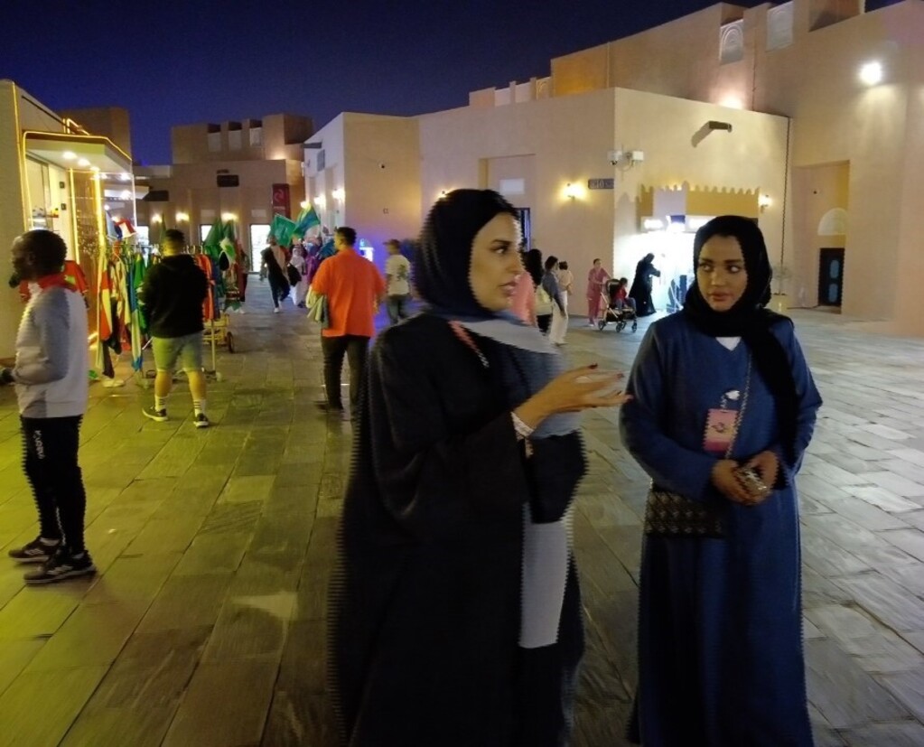 الشابتان القطريتان مريم ومليكة على كورنيش الدوحة.