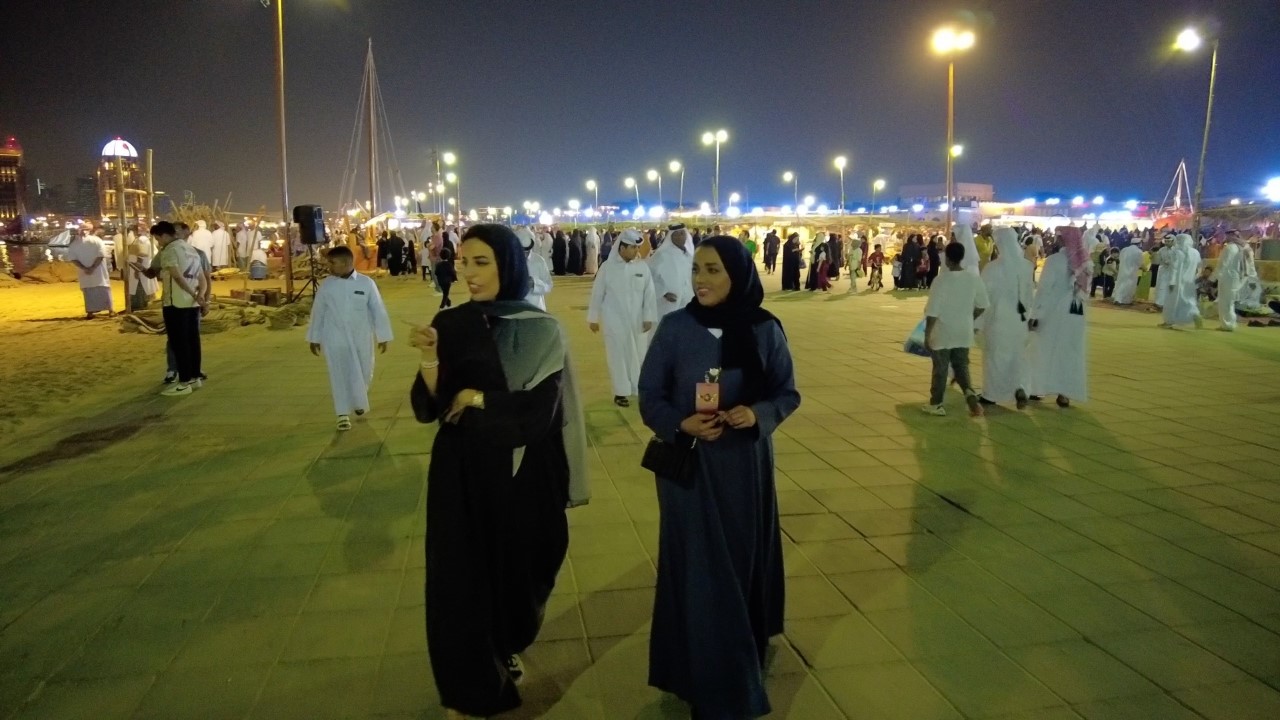 الشابتان القطريتان مريم ومليكة في الدوحة. Malika Al-Sharaim und Maryam Al-Saad; Foto: Karim Al-Gawhary