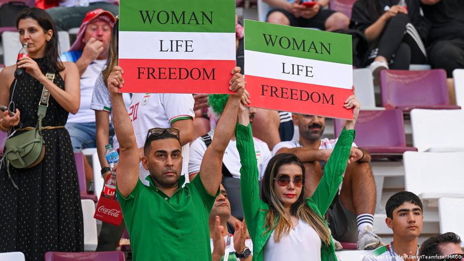 إلى بطولة كأس العالم لكرة القدم في قطر وصلت احتجاجات إيران. Protest iranischer Fans bei der WM in Katar; Foto: Michael Klenzler Ulmer/Teamfoto/Imago