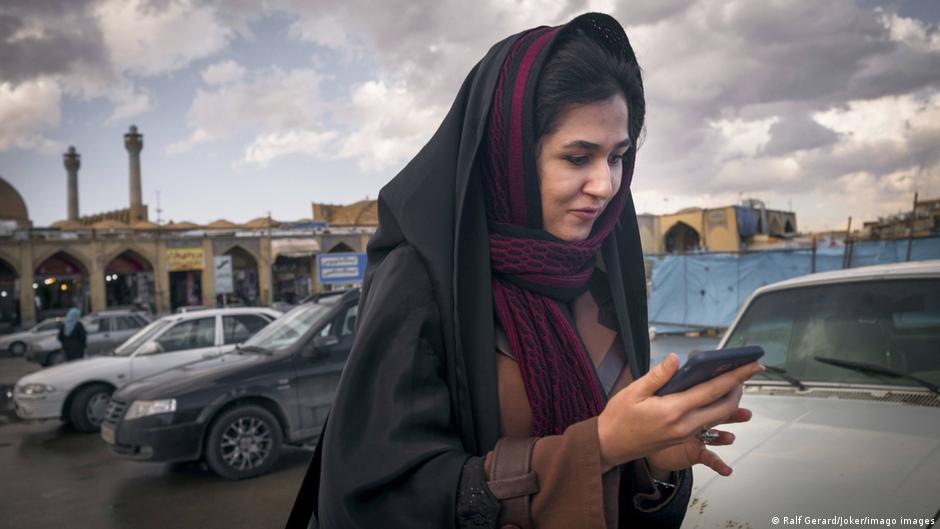 امرأة إيرانية تستخدم هاتفها المحمول. Eine Iranerin mit ihrem Mobiltelefon; Foto: Ralf Gerard/Joker/imago images