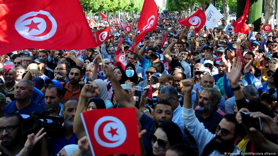 People take part in a demonstration by the national Salvation Front against President Kais Saied, Tunis, 15 October 2022 (photo: Hassene Dridi/AP/picture alliance)