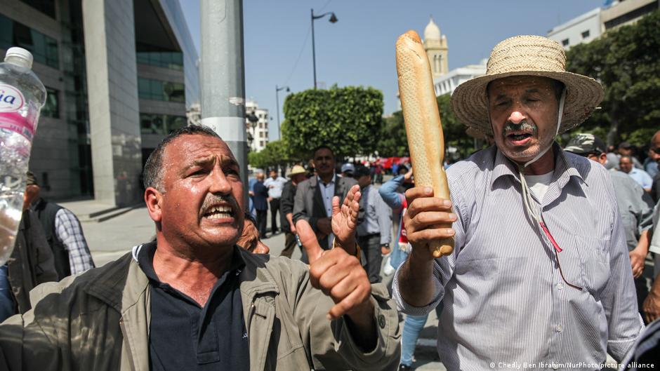 Ein Demonstrant in Tunis hält eine Brotstange während einer Demonstration gegen den Präsidenten und seine Politik hoch, Mai 2022 (Foto: Chedly Ben Ibrahim/Nur Photo/picture alliance)