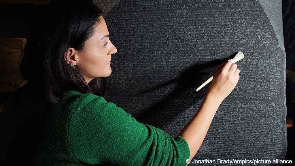 Senior conservator Stephanie Vasiliou prepares the Rosetta Stone before it is moved for a special exhibition in the British Museum (photo: Jonathan Brady/empics/picture alliance) 