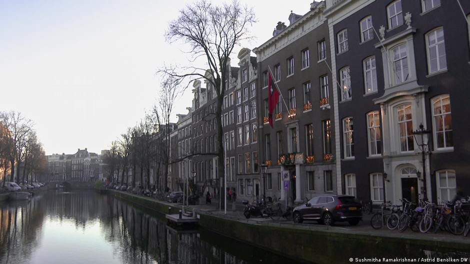 Herengracht 502 (with a flag hanging outside), the official residence of the mayor of Amsterdam (photo: Sushmitha Ramakrishnan/Astrid Benölken DW)
