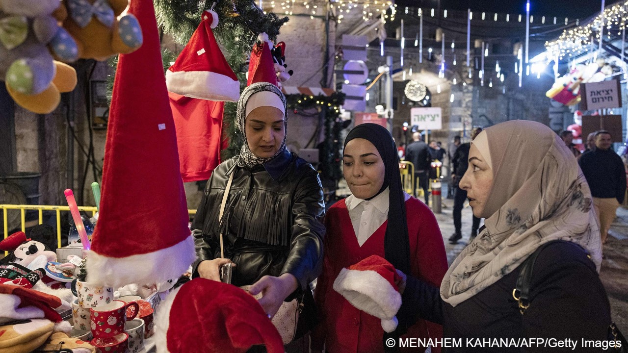 Musliminnen beim Weihnachtseinkauf auf dem Christkindlmarkt in der Altstadt von Jerusalem am 15.Dezember 2022; Foto: MENAHEM KAHANA/Afp/Getty Images