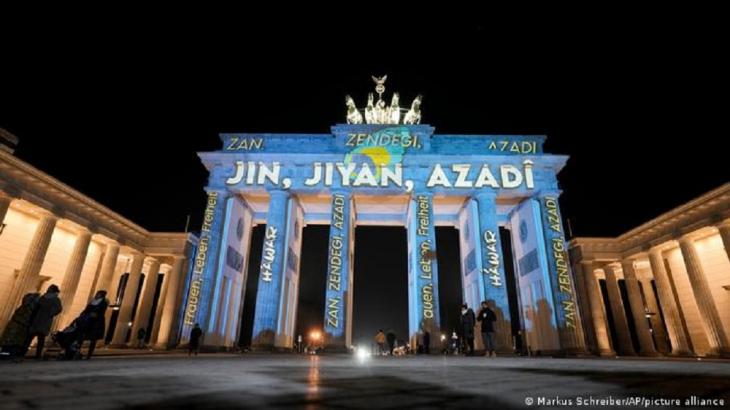 The Brandenburg Gate in Berlin is lit up with the Kurdish words "Woman, life, freedom" on 13 December 2022 (photo: Markus Schreiber/AP/picture alliance)