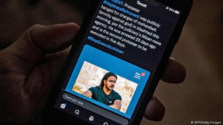 A message about the hanging of Majidreza Rahnavard is seen on a mobile phone screen (photo: AFP/Getty Images)