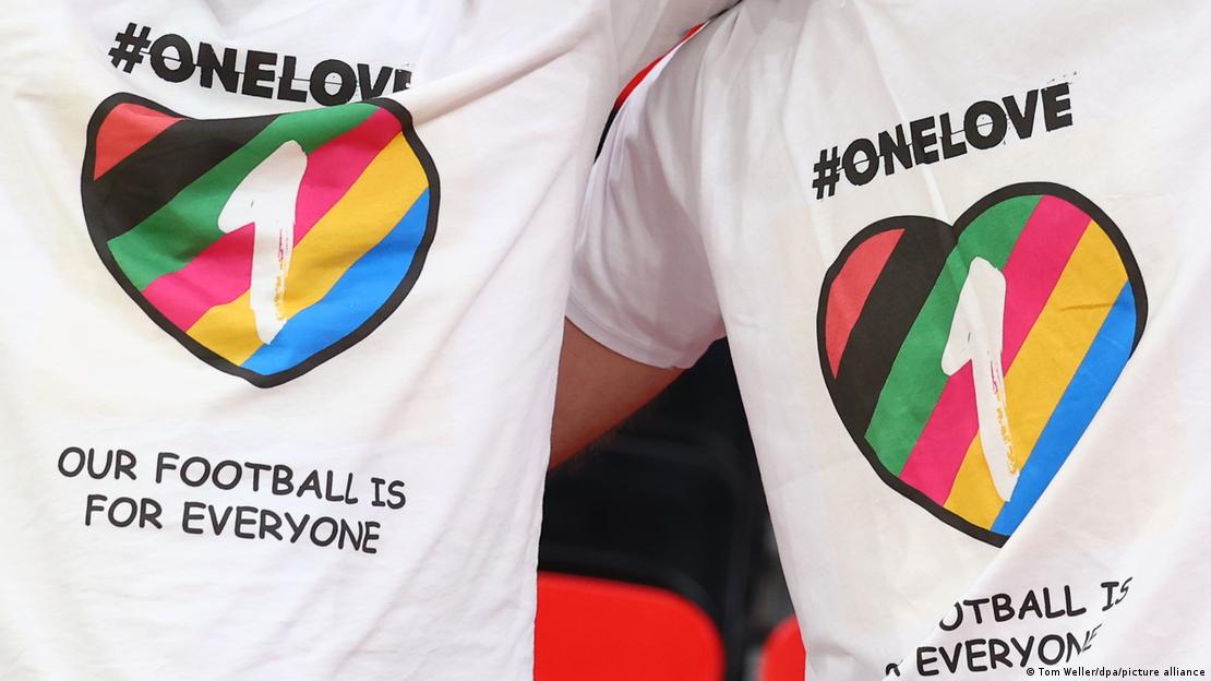 Belgische Fans mit "One Love" T-Shirts beim Spiel Belgien gegen Kanada, Katar 2022 (Foto: Tom Weller/dpa/picture alliance)