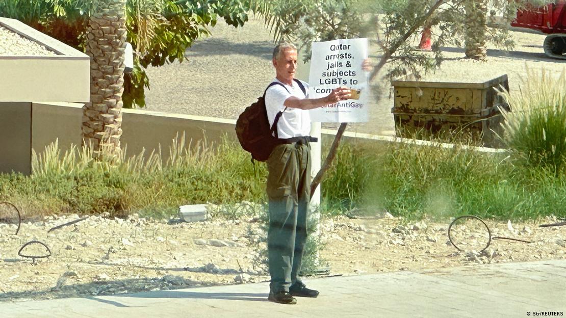 احتجاج على موقف قطر من حقوق مجتمع الميم. Veteran British LGBT rights campaigner Peter Tatchell holds up a sign in front of the National Museum of Qatar that reads "Qatar arrests, jails &amp; subjects LGBTs to 'conversion' #QatarAntiGay" in Doha, 25 October 2022 (photo: Str/Reuters)