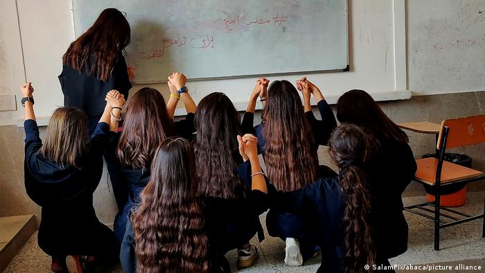 Iran Schulmädchen zeigen ihre Haare; Foto: SalamPix/abaca/picture-alliance