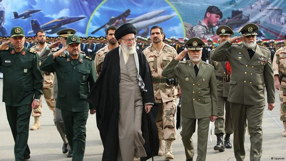 Ayatollah Chamenei mit Revolutionsgarden; Foto: tasnim