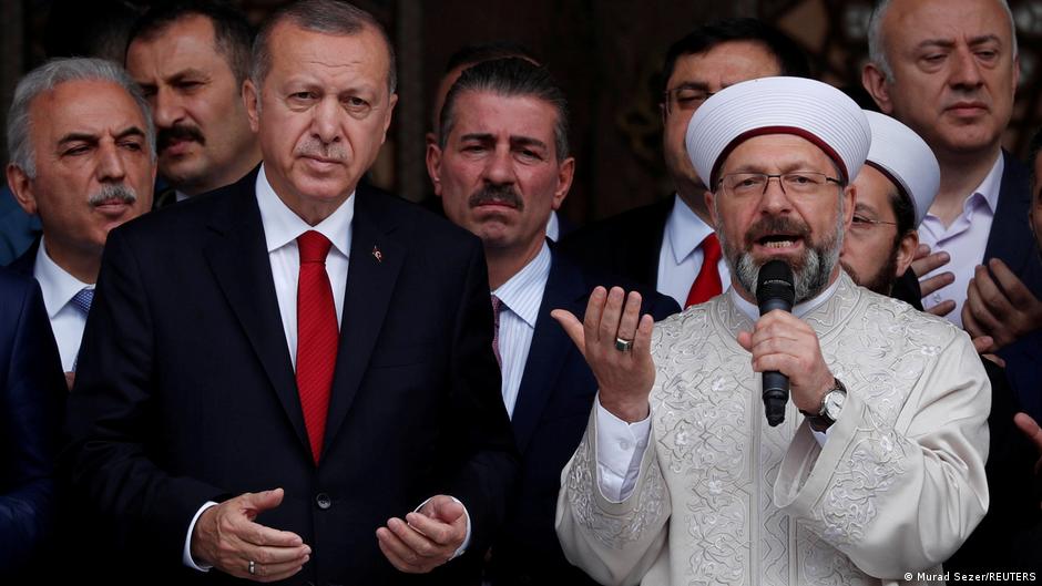 الرئيس التركي إردوغان ورئيس المنظمة الدينية يالتركية ديانت علي إرباس. Präsident Erdogan und Diyanet-Chef Ali Erbas; Foto: Murad Sezer/Reuters
