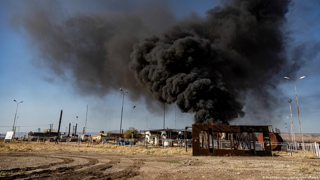 Smoke rises from an oil depot struck by the Turkish Air Force, Qamishli, Syria (photo: Baderkhan Ahmad/AP/picture alliance)
