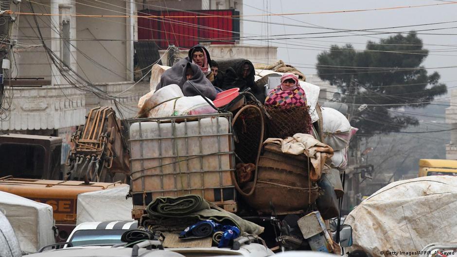  أشخاصٌ يهربون من إدلب في شمال غرب سوريا عام 2020 Flucht aus Idlib 2020; Foto: Getty Images/AFP/R. Al-Sayed
