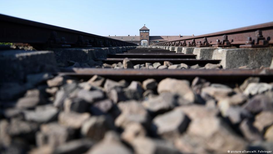 Schiene zum Konzentrationslager Auschwitz; Foto: picture-alliance/H. Fohringer