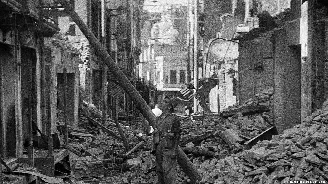 شارع هندي مُدَمَّر في أعقاب أعمال الشغب عام 1947. An Indian street devastated following partition riots in 1947 (image: picture-alliance/dpa/AP Images)