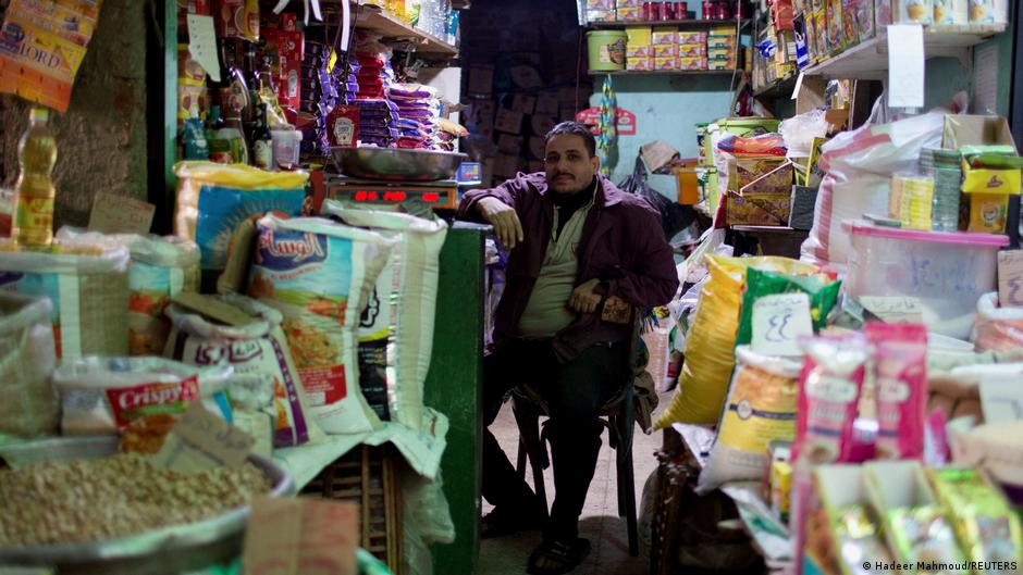 بقال مصري في محله التجاري. Egyptian grocer in his shop (image: Hadeer Mahmoud/REUTERS)