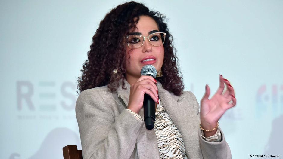 Ghadeer Ahmed Eldamaty speaking on the topic of gender-based violence at the "E7na Summit" in Cairo (image: ACSS/ E7na Summit)