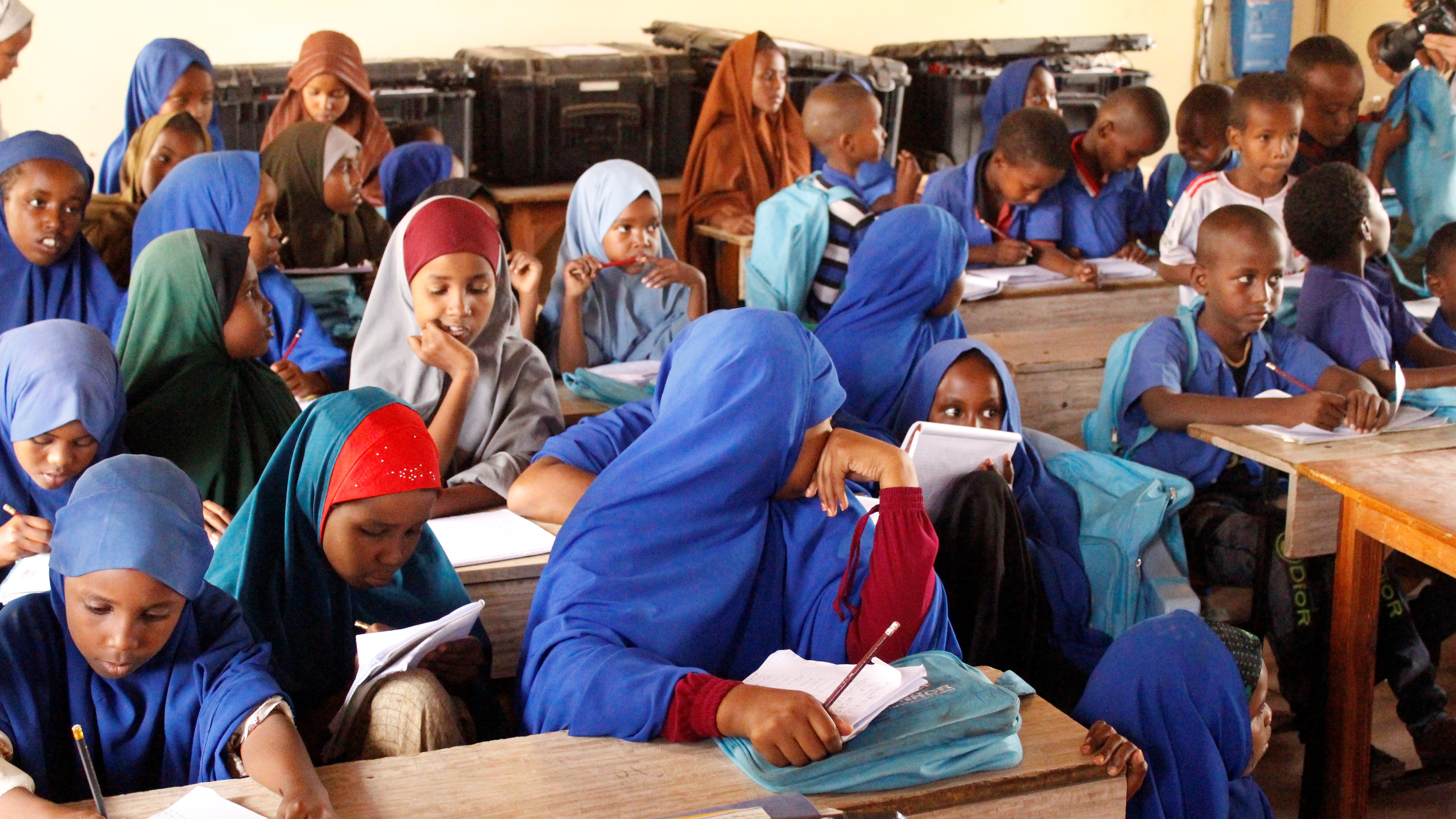 لاجئون صوماليون في المدرسة بمخيم داداب للاجئين - كينيا. Somali refugees attend school in the Daadab refugee camp (image: Erik Siegl)