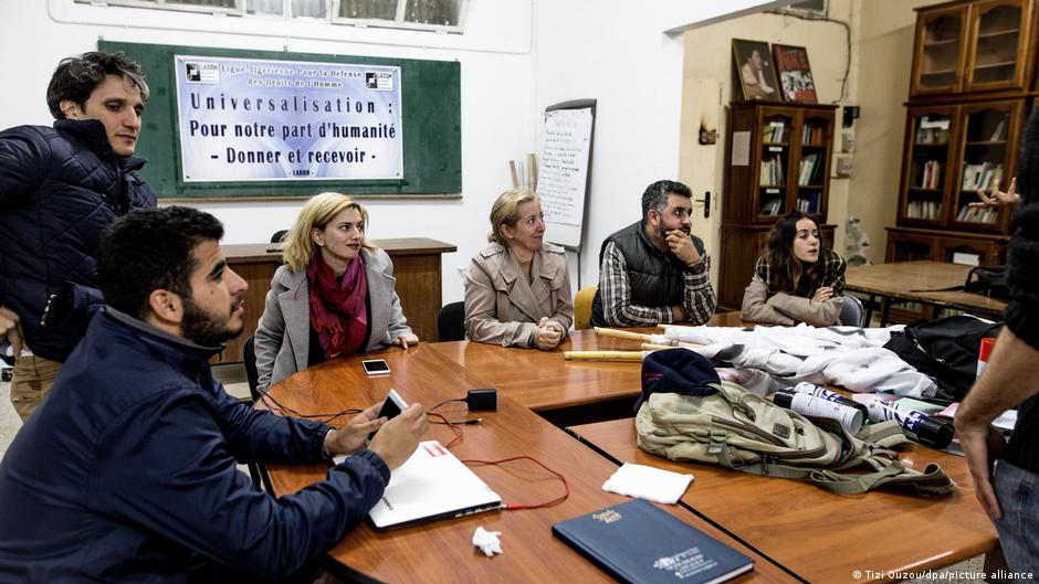 نشطاء يجلسون في مكتب الرابطة الجزائرية للدفاع حقوق الإنسان.  Aktivisten in einem Büro der kürzlich aufgelösten LADDH; Foto: Tizi Ouzpou/dpa/picture-alliance