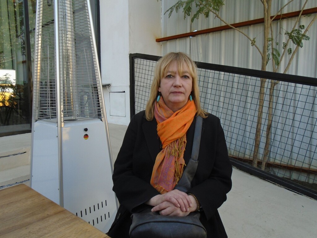 هيلا ميفيس ألمانية درست إدارة مسرح أتت إلى بغداد في العراق عام 2013 من أجل مشروع لمعهد غوته وقرَّرت البقاء. Kulturmanagerin Hella Mewis; Foto: Birgit Svensson