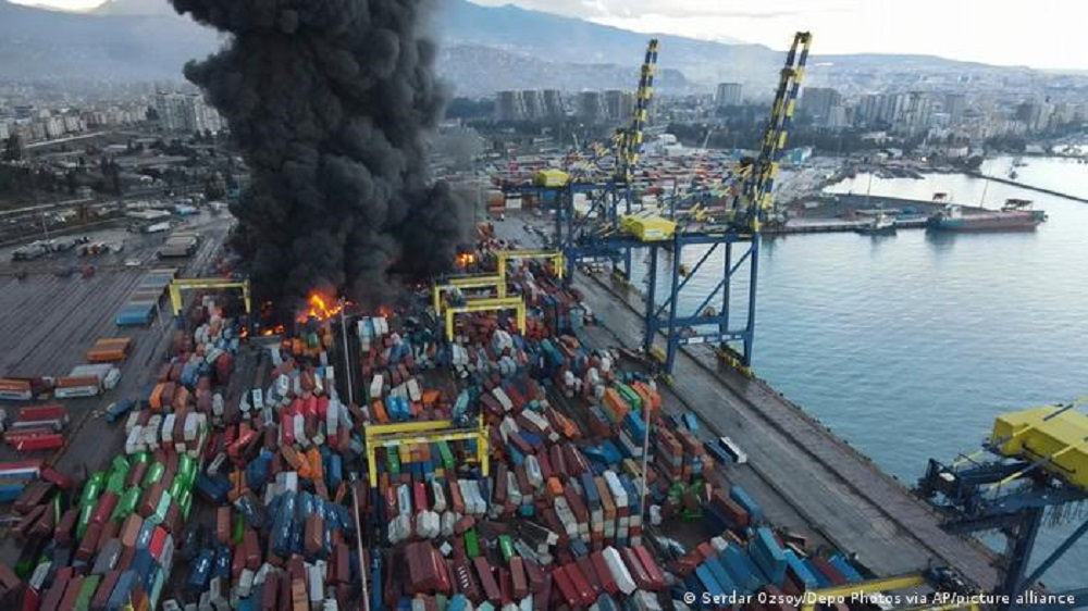 Erdbeben in Türkei und Syrien: Containerhafen in Flammen
