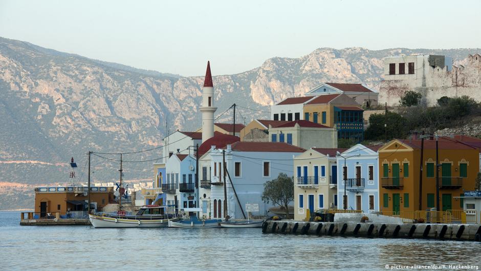 Die griechische Insel Kastelorizo - im Hintergrund das türkische Festland; Foto: picture-alliance/dpa/R. Hackenberg