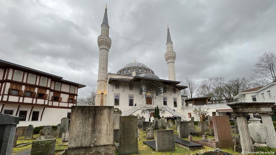 Muslimische Gräber im Hof der Sehitlik-Moschee Berlin; Foto: Christoph Strack/DW